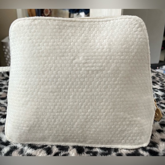 Guerlain Fluffy White Makeup Bag w/logo imprint inside 17.5H x 23W/19Wx 7D cm. - Picture 6 of 6